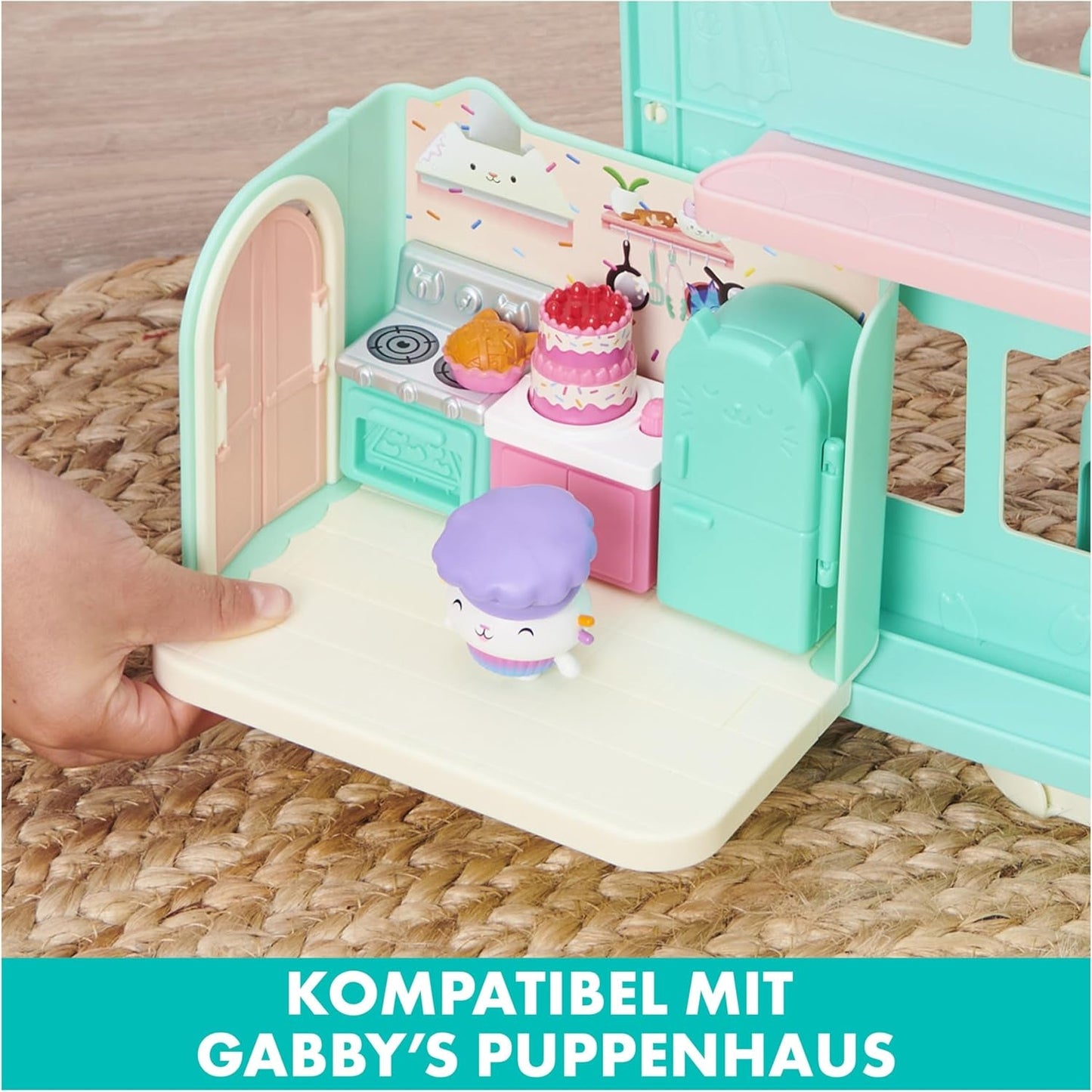 GABBY'S DREAMWORKS DOLLS HOUSE - Deluxe Room, Cakey Confectionery, Kuchi Kitchen (rumænsk: Cakey), 3 møbler og 2 overraskelsesæsker med tilbehør, velegnet til børn fra 3 år og derover