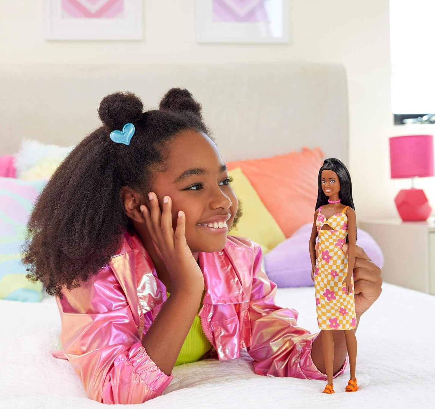 Barbie Fashionista dukke nr. 233 med sort hår, orange plaid midikjole med lyserøde blomster, halskæde og sandaler, HYT91