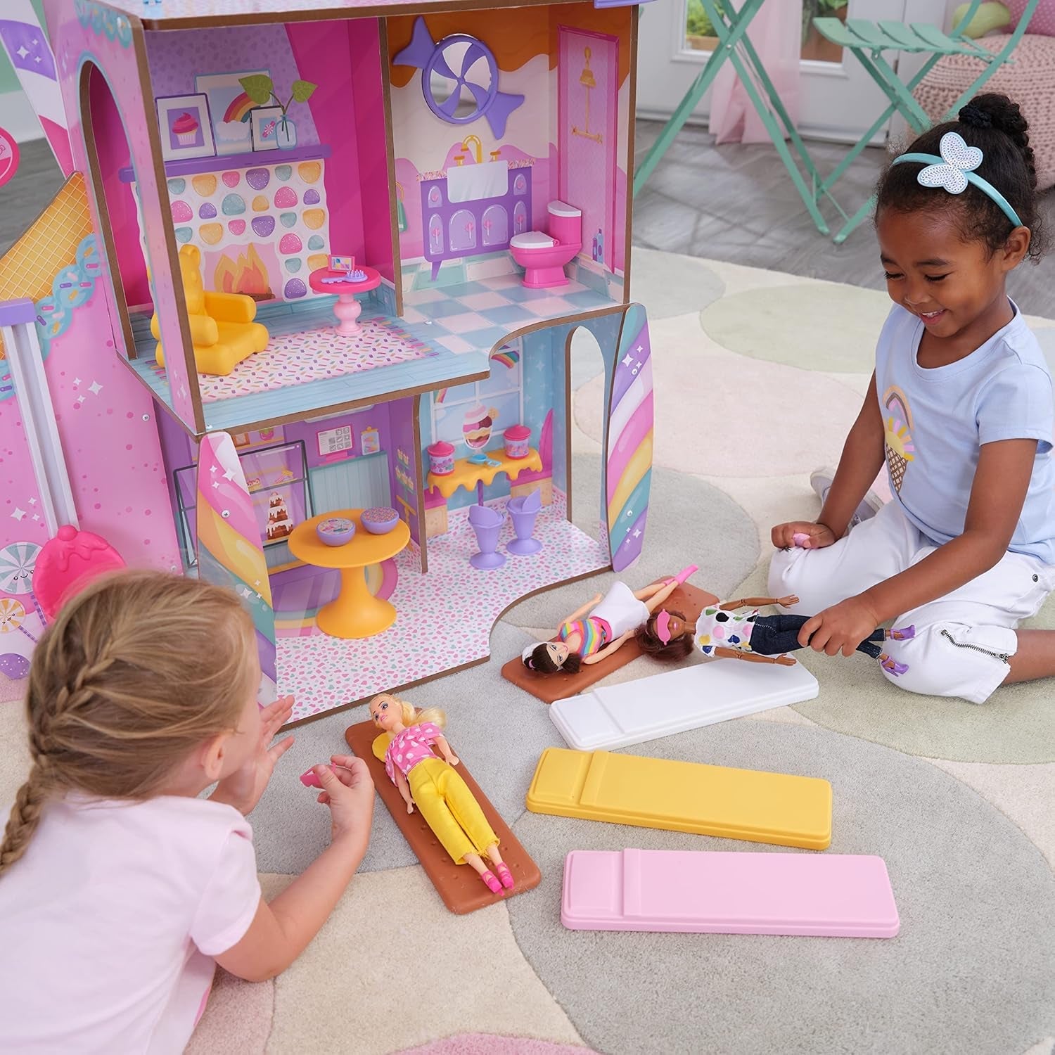 KidKraft trædukkehus Candy Castle med møbler og tilbehør, Unicorn Lama Figure House, Ice Cream Cone Elevator og Gummy Bear Stol til dukker, Legetøj fra 3 år og opefter, 20242