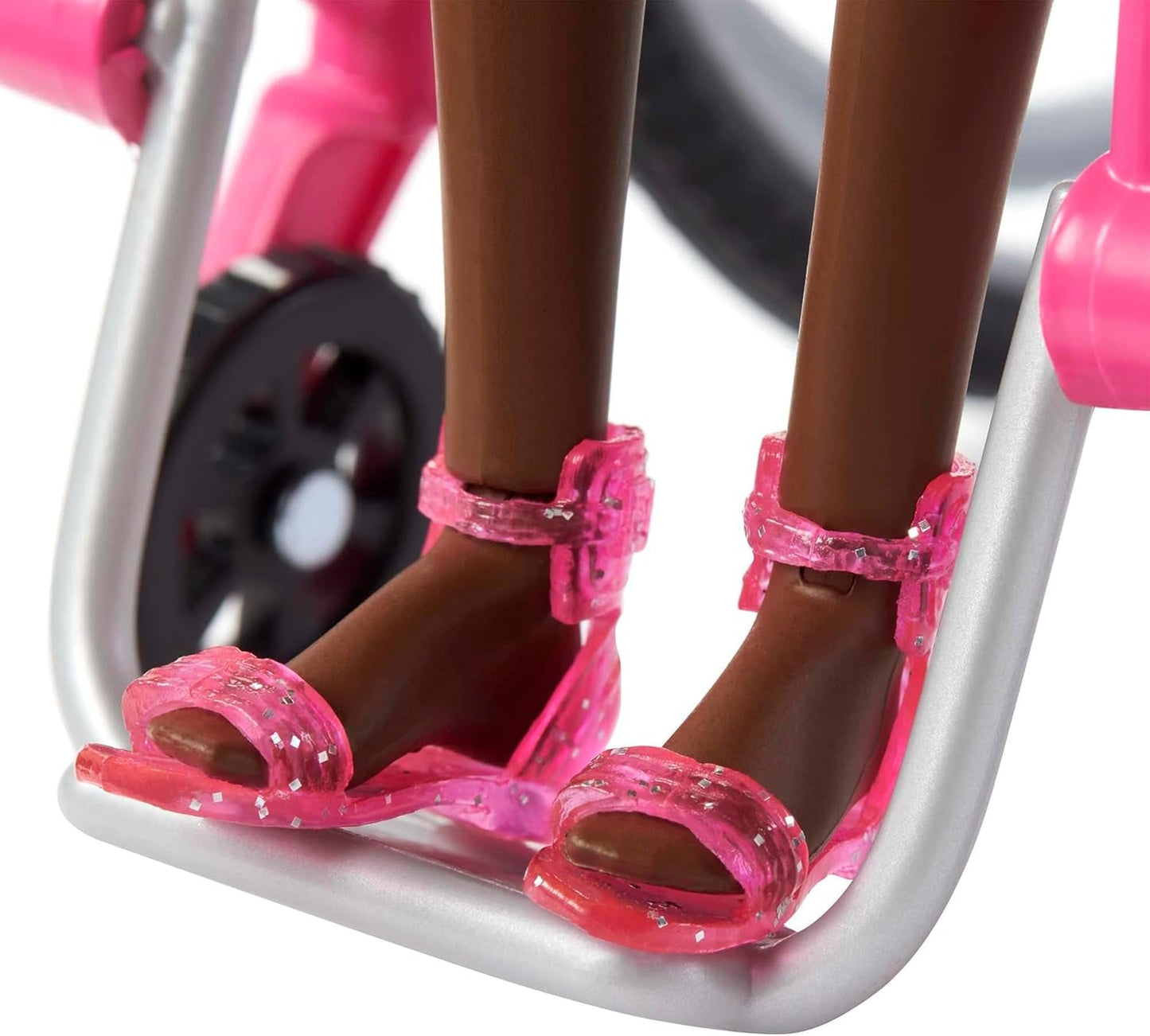 Barbie Fashionistas Sort hår Farverig Jumpsuit Kørestolsrampe Kørestolsdukke Inkluderet Gavelegetøj til børn Alder 3+ HJT14