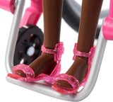 Barbie Fashionistas Sort hår Farverig Jumpsuit Kørestolsrampe Kørestolsdukke Inkluderet Gavelegetøj til børn Alder 3+ HJT14