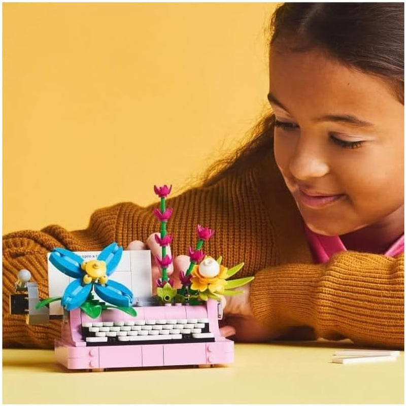 LEGO Creator 3In1 skrivemaskine med blomster - ombyggeligt legetøj til en Keytar-model eller til en urtepotte med notesbog og kuglepen - byggesæt - gave til piger og drenge fra 8 år 31169 Byggesæt Besuche den LEGO-Store
