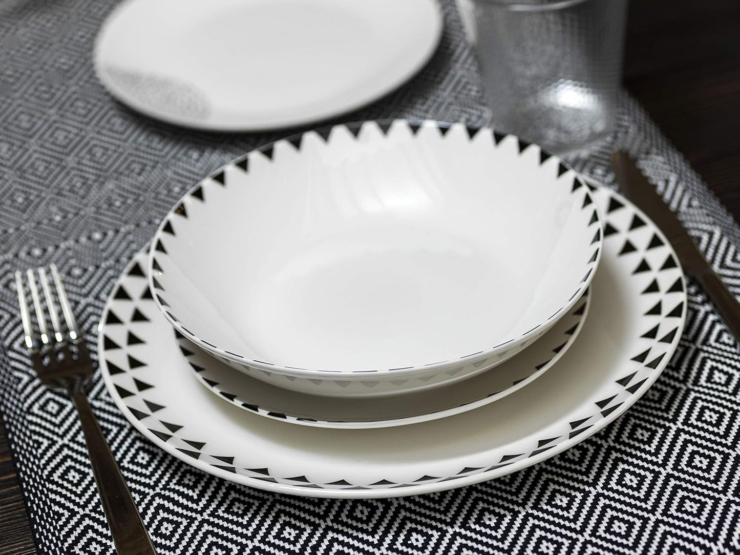 Grafisk bordservice, 18 dele til 6 personer, porcelæn, hvid