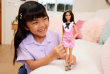 Barbie Fashionistas dukke Sporting sort hår og perle pandebånd iført lyserød plaid kjole med sort sløjfe og flæsede krave til alderen 3 og opefter HJT06