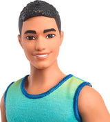 Ken Barbie Fashionista dukke nr. 236 med sort hår, blågrøn ombré tanktop, denimshorts og sølv sneakers, HYV00