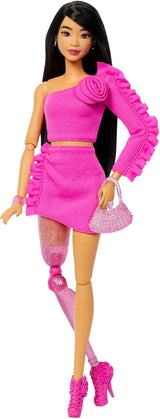 Barbie Doll Deluxe Style no. 3 med Barbiecore-outfit, blond hår i høj knold, pastellyserød kjole med overdimensioneret sløjfe og tilbehør som netstrømpebukser, HYV27 Naty Shop Dolls Black