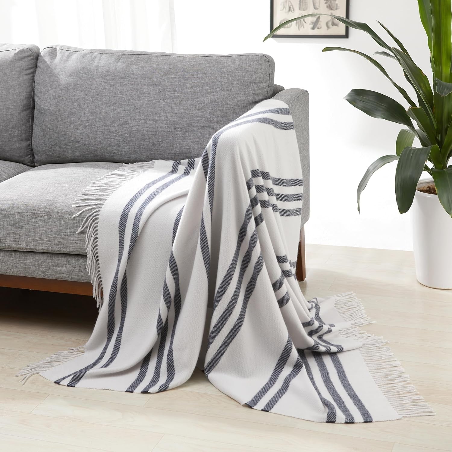 Amazon Basics tæppetæppe, letvægts, genbrugspolyester, værelsesindretning Hyggeligt tæppe, 127 X 152 cm, elfenbenshvid med blåt mønster Check senge og tæpper Besuche den Amazon Basics-Store Lysegrå med blå striber