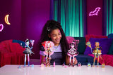Skræmmende og sød Monster High fødselsdagsdukke Draculaura i en lyserød festkjole med tematilbehør såsom invitation, ballon, gave, fans og mere, JBG74