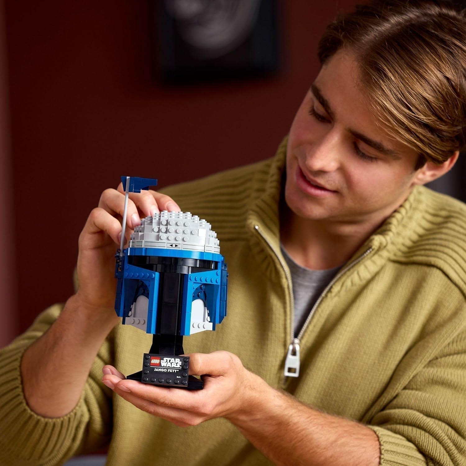 LEGO Star Wars 75408 Jango Fett-hjelm - Mandalorian-byggesæt til voksne - Model med stativ, navneplade og justerbar antenne - Gave til Attack of the Clones Fans Byggesæt Besuche den LEGO-Store