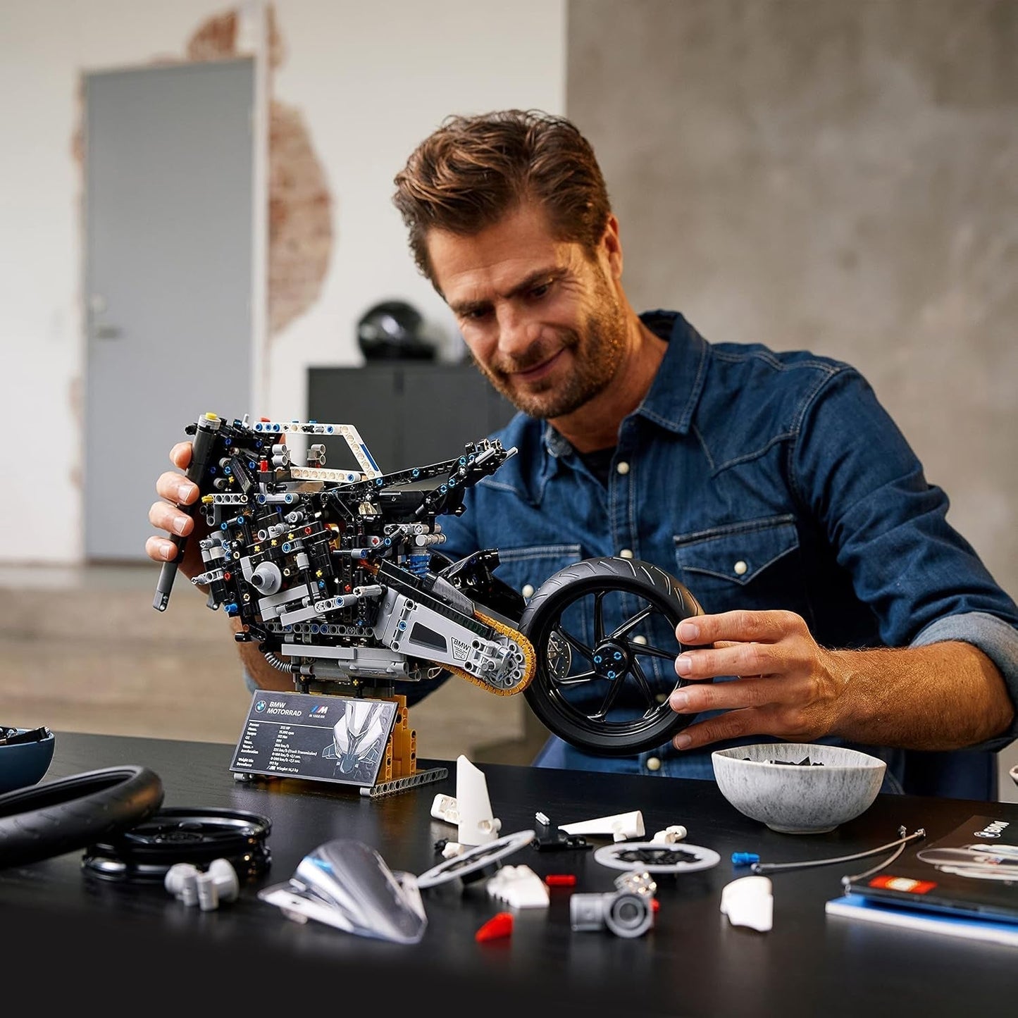 LEGO Technic BMW M 1000 RR Motorcykel Model Voksen Model Kit Sæt som en håndværksgave til mænd og kvinder Hjem eller kontorindretning 42130 Byggesæt Besuche den LEGO-Store