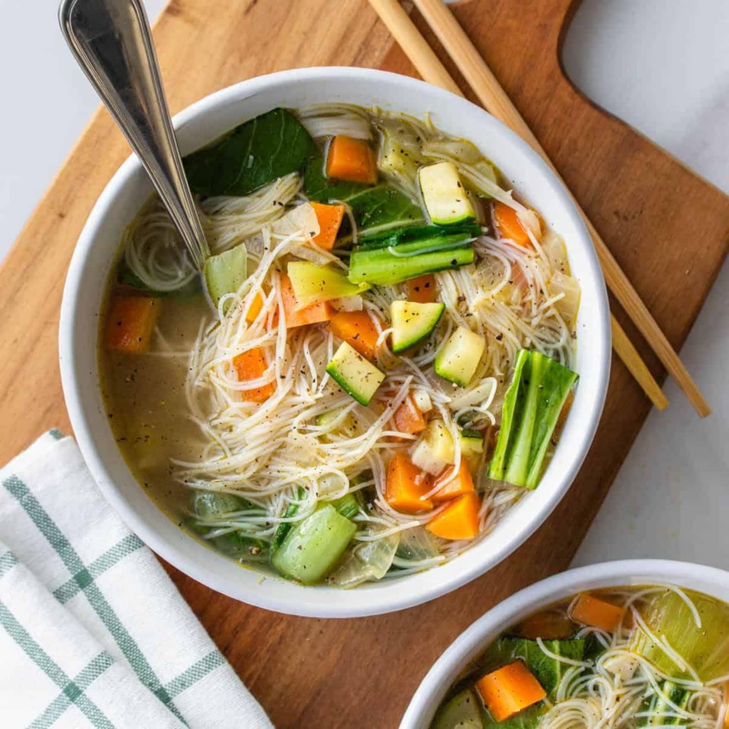 MAMA Clear Glass Instant Nudelsuppe - Lækker og hurtig mad med orientalske smage - Autentisk thailandsk køkken - 30 x 40g