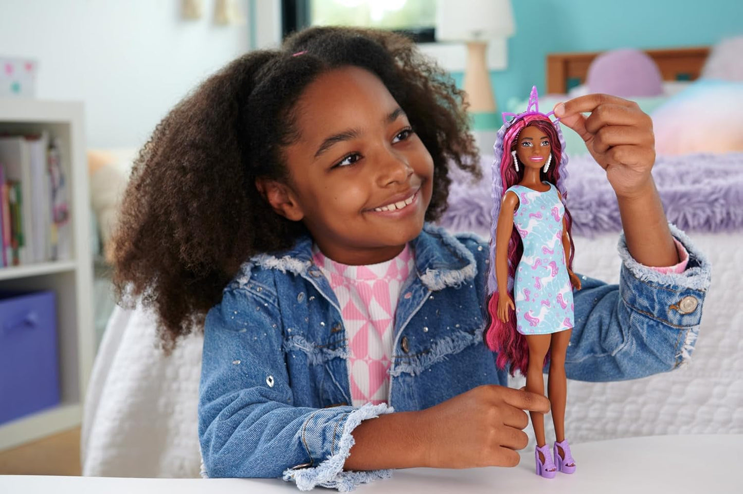 Barbie Doll Sjovt stilfuldt hår med ekstra langt farverigt sort hår og glitrende lyserød kjole 10 Frisure og modetilbehør JDC86