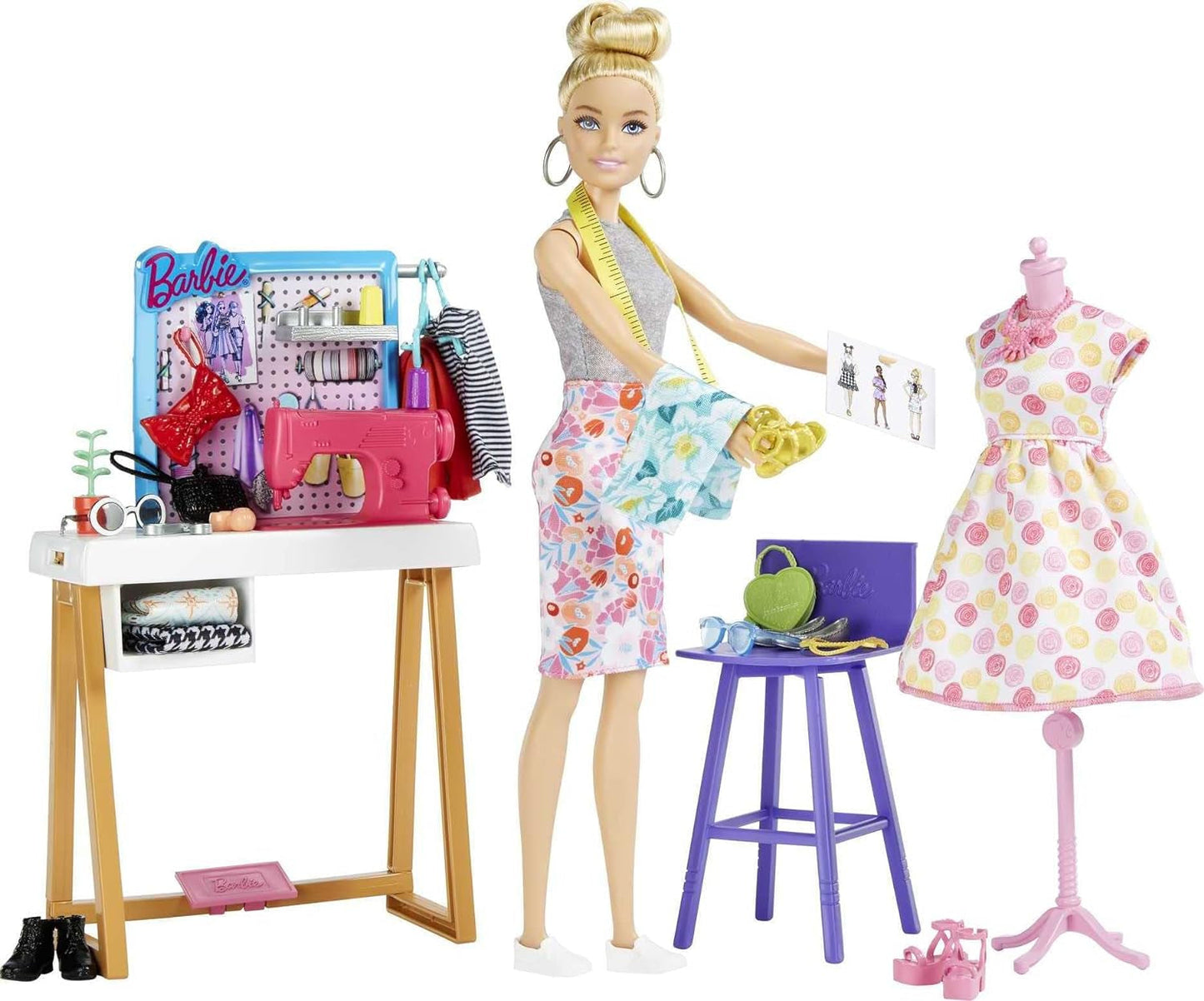 Barbie HDY90 - modedesignerdukke (30,40 cm) og studie, 25+ design- og modetilbehør, designskrivebord, stol, symaskine, stofmodel, mannequin og mere, legetøj fra 3 år Naty Shop Dolls