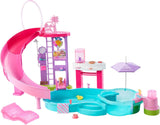Barbie Dream Pool Legesæt med seks legeområder, inklusive en rutsjebane og jacuzzi, plus over 20 tilbehør såsom et kæledyr, svømmeringe og mere, JKG83