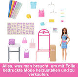 Barbie Fashion Boutique legesæt - foliemønsterdukke, over 150 originale looks, inkluderer 2 bluser og 5 folieark, tøjstativ og kreditkortlæser, 3+, HKT78