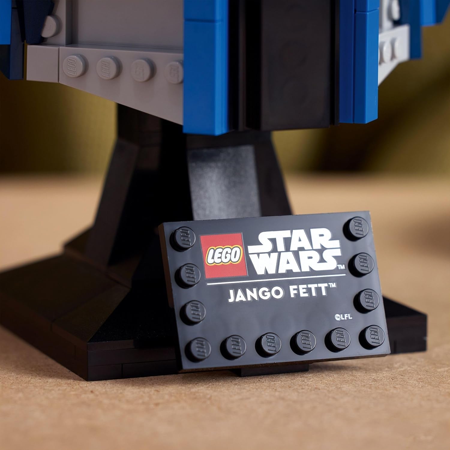 LEGO Star Wars 75408 Jango Fett-hjelm - Mandalorian-byggesæt til voksne - Model med stativ, navneplade og justerbar antenne - Gave til Attack of the Clones Fans Byggesæt Besuche den LEGO-Store