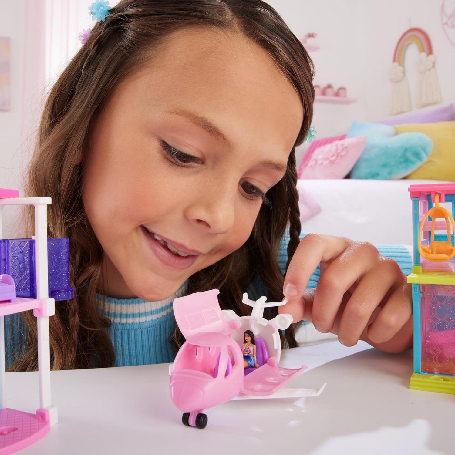 Mini BarbieLand Barbie-dukke- og legetøjssæt, 1,5" dukke og ikonisk farveskiftende overraskelseslegetøjskøretøj, HYF40