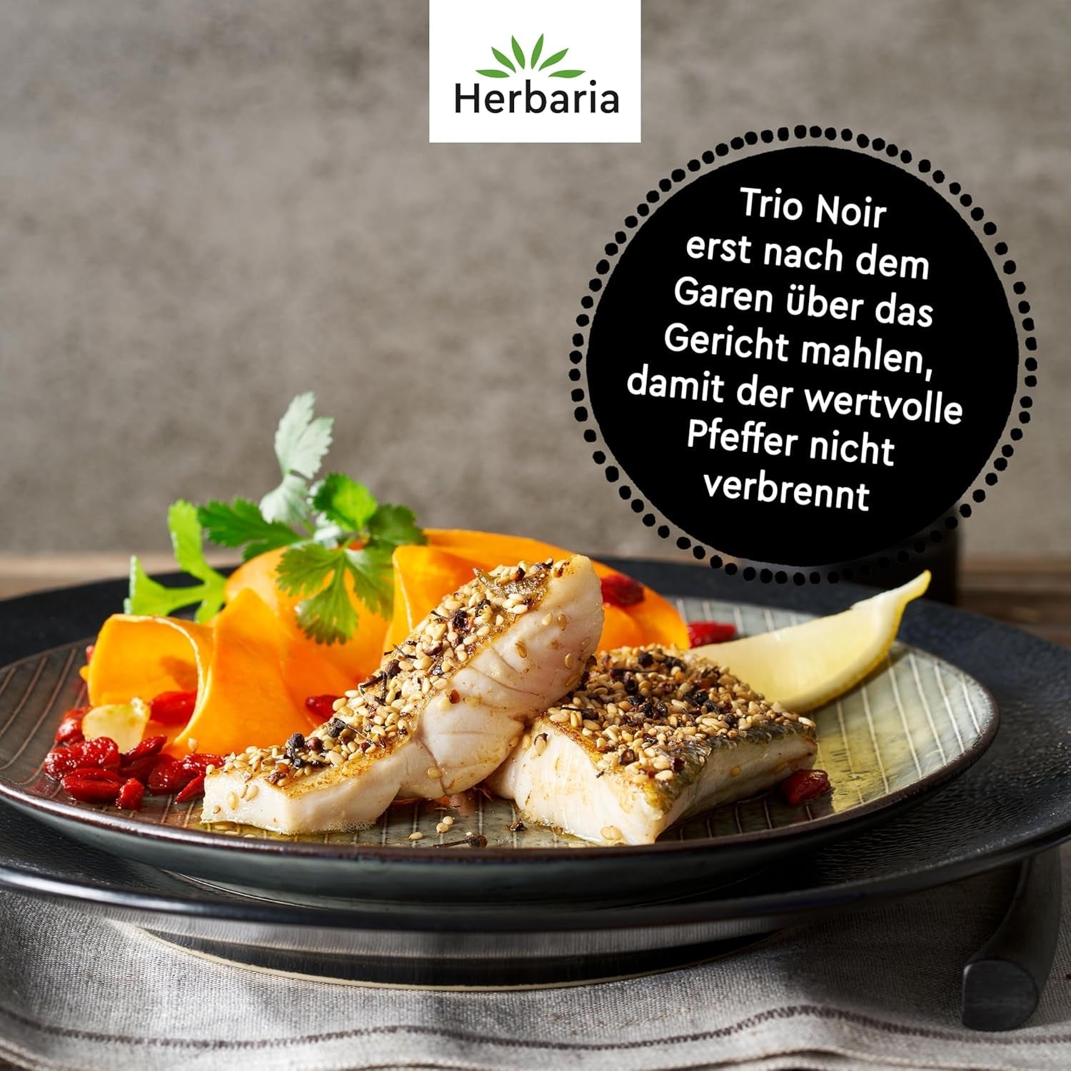 Herbaria Trio Noir bio 75g M-Dose – Bio Pfeffer schwarz ganz – ganze Pfefferbeeren – schwarze Pfeffermischung aus biologiske Anbau af drei forskellige regionale regioner - i nachhaltiger Aromaschutz-Dose
