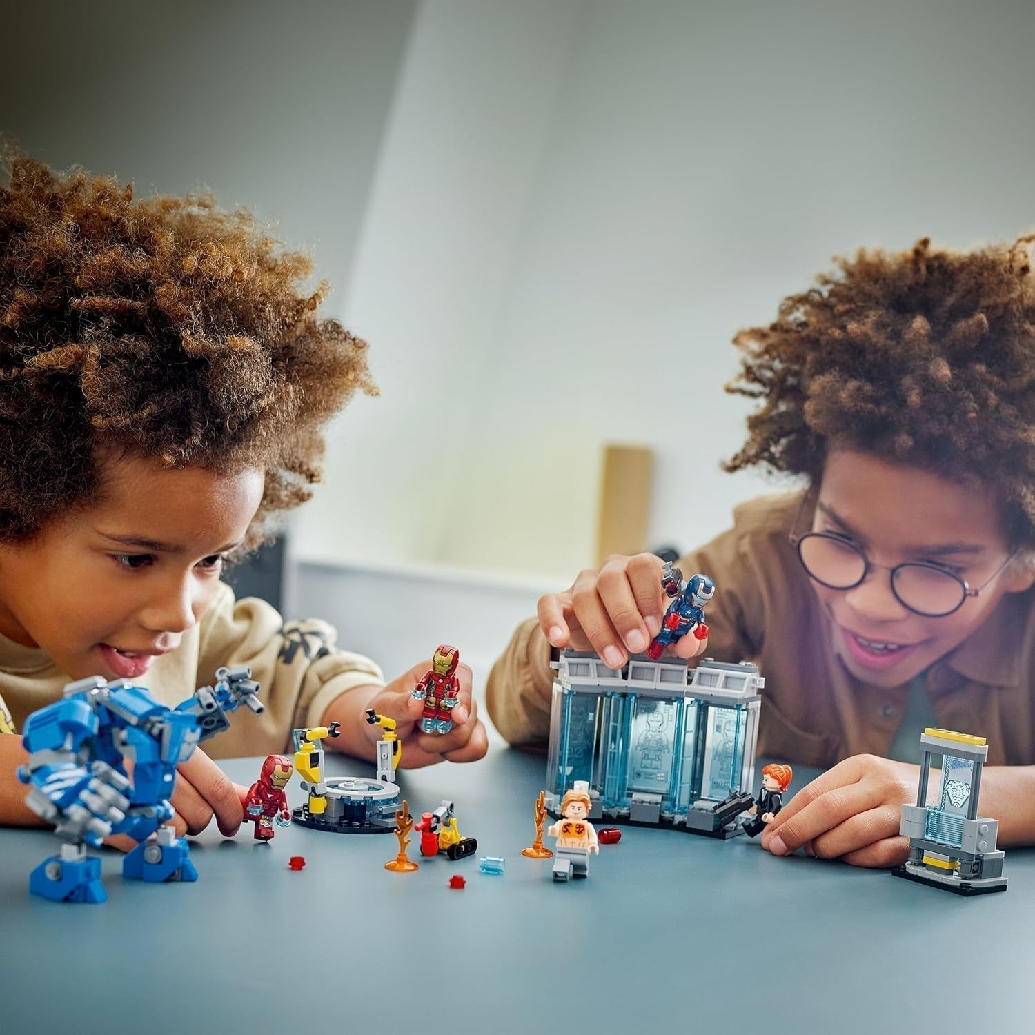 LEGO Marvel Iron Man's Laboratory: Hall of Armor - Superheltelegetøj med en mek-figur, 5 minifigurer inklusive Aldrich Killian - Avengers-gave til drenge og piger i alderen 8+ 76315 Byggesæt Beuche den LEGO-Store