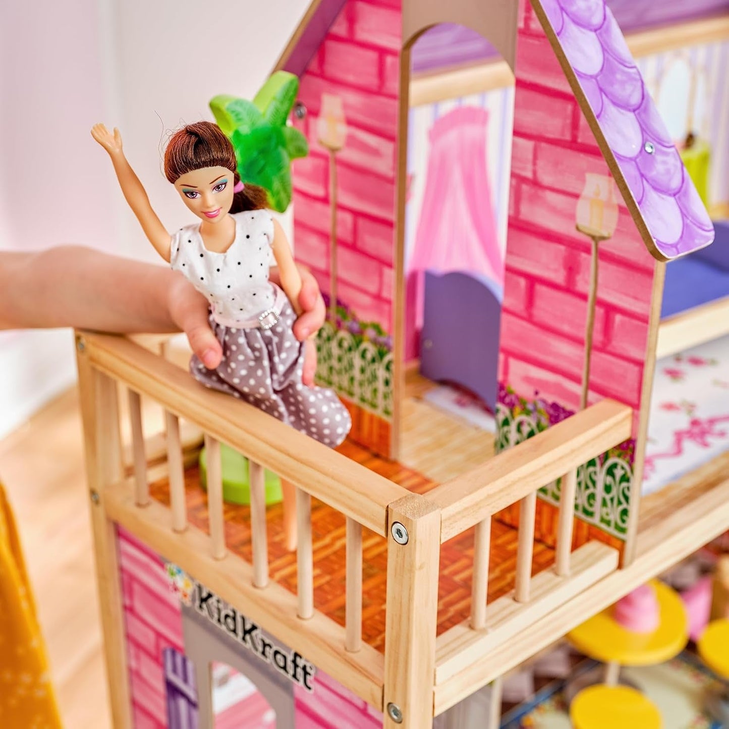 KidKraft Kayla trædukkehus med møbler og tilbehør, 3-lags legesæt til 30 cm dukke, legetøj fra 3 år og opefter, 65092 - eksklusivt på Amazon