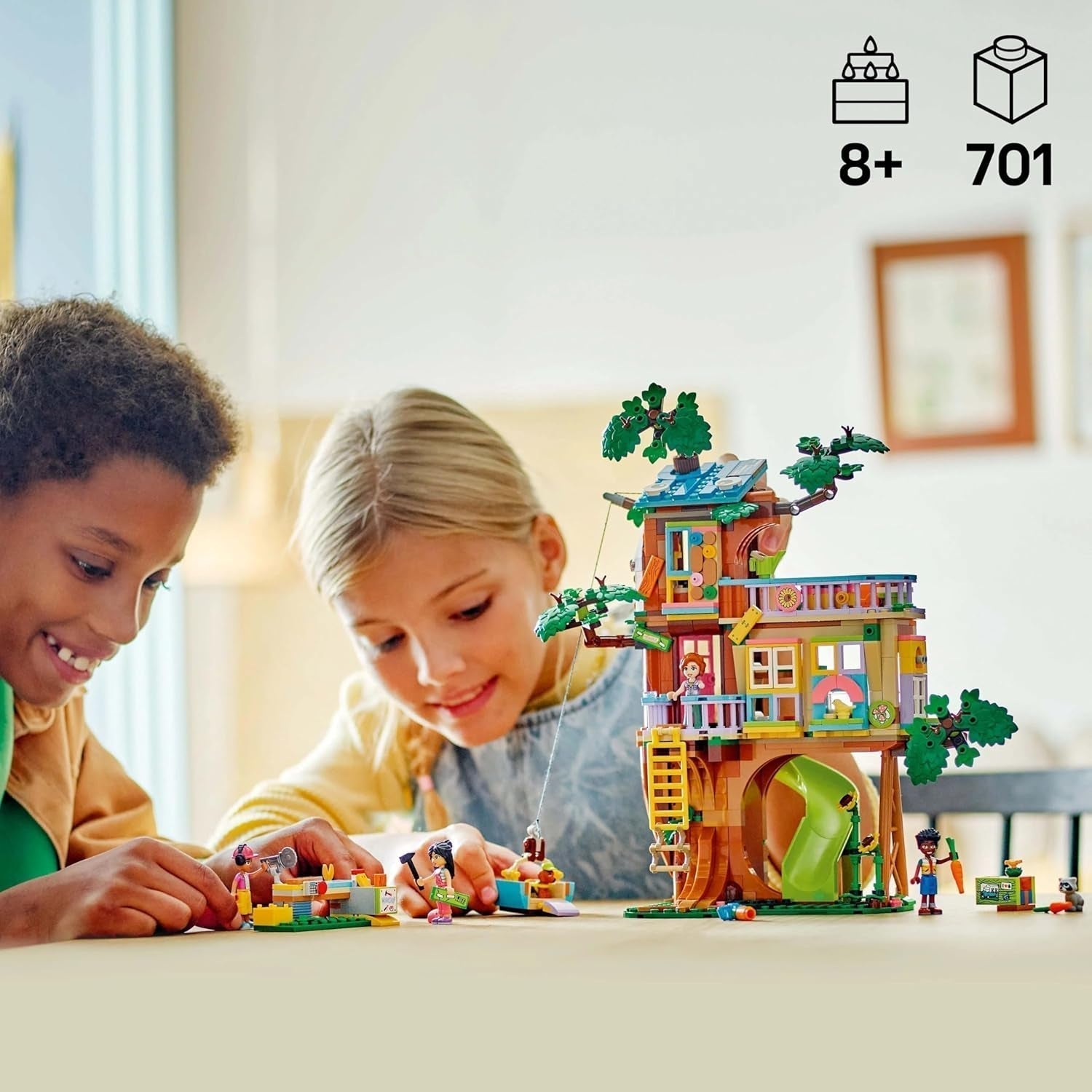 LEGO Friends Træhus Byg og leg Rollespilssæt Legetøjshus til piger 8 år Sæt med 4 figurer og 2 dyrefigurer Gaveidé til børn 42652 Byggesæt Besuche den LEGO-Store