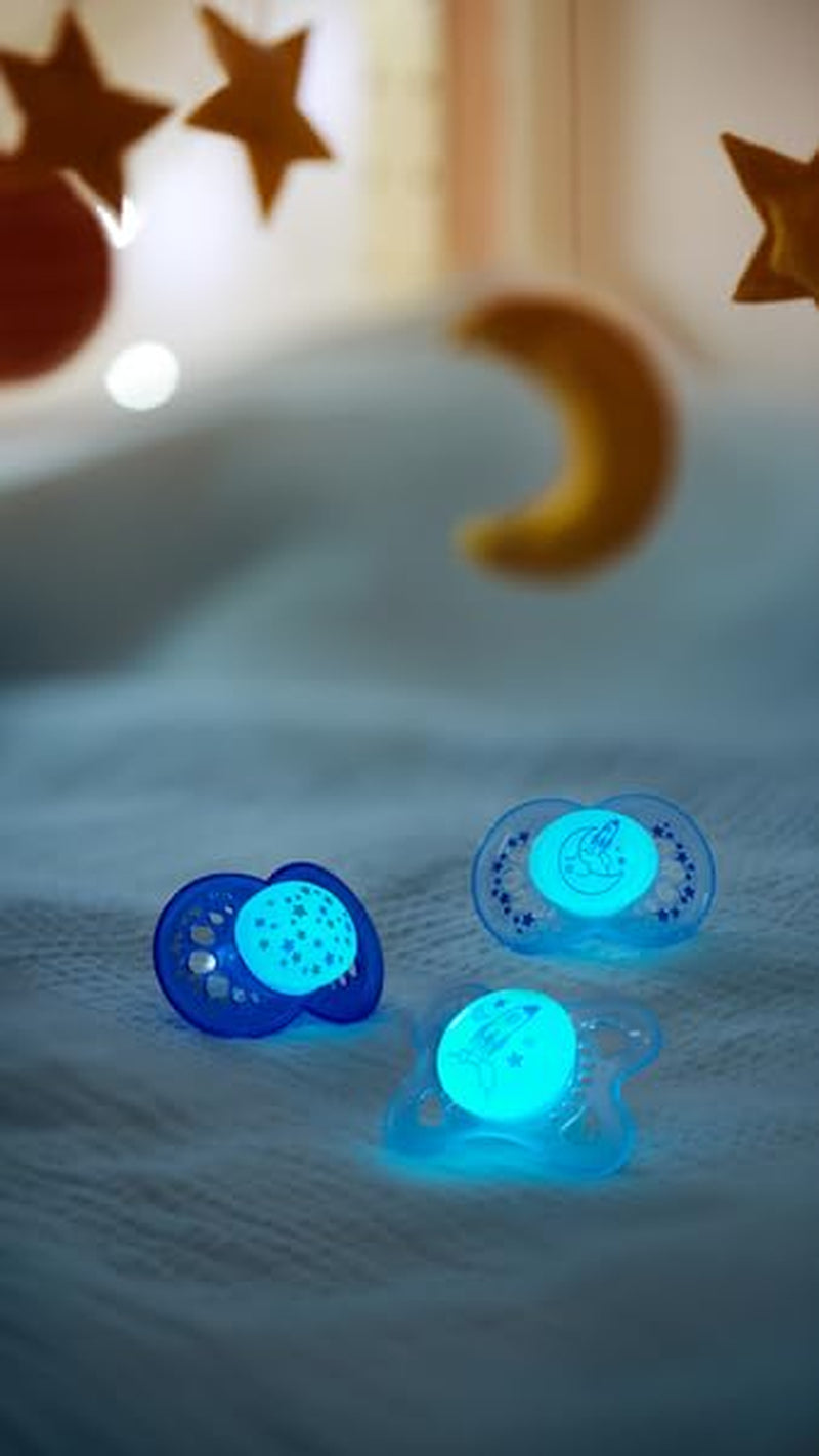 MAM sut 6+ måneder (2 pakke) MAM 6-16 måneder Glow in the Dark med gummisut, 2 pakke med steriliserende sutteholder, lyseblå/lyseblå