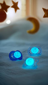 MAM sut 6+ måneder (2 pakke) MAM 6-16 måneder Glow in the Dark med gummisut, 2 pakke med steriliserende sutteholder, lyseblå/lyseblå