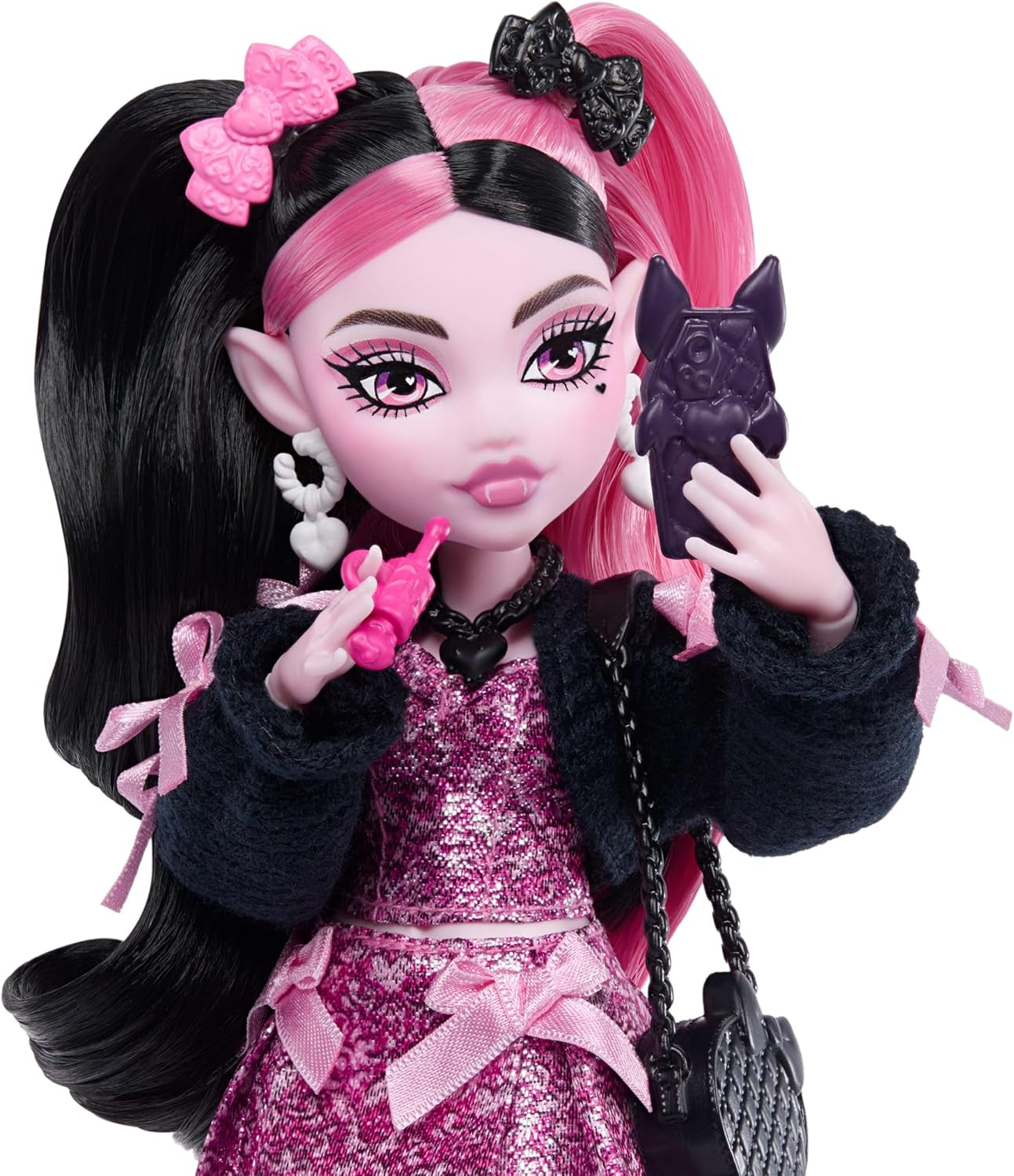 Monster High Doll Draculaura i lyserød kjole med sløjfer og sort cardigan med Count Fabulous Bat og 7 tilbehør inklusive Ramen, læbestift og taske, JHK29