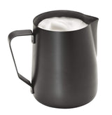 APS Milk Pitcher - Højkvalitets mælkekande med non-stick belægning, lavet af rustfrit stål - Perfekt til opskumning af mælk - Universal karaffel, sort, 600 ml