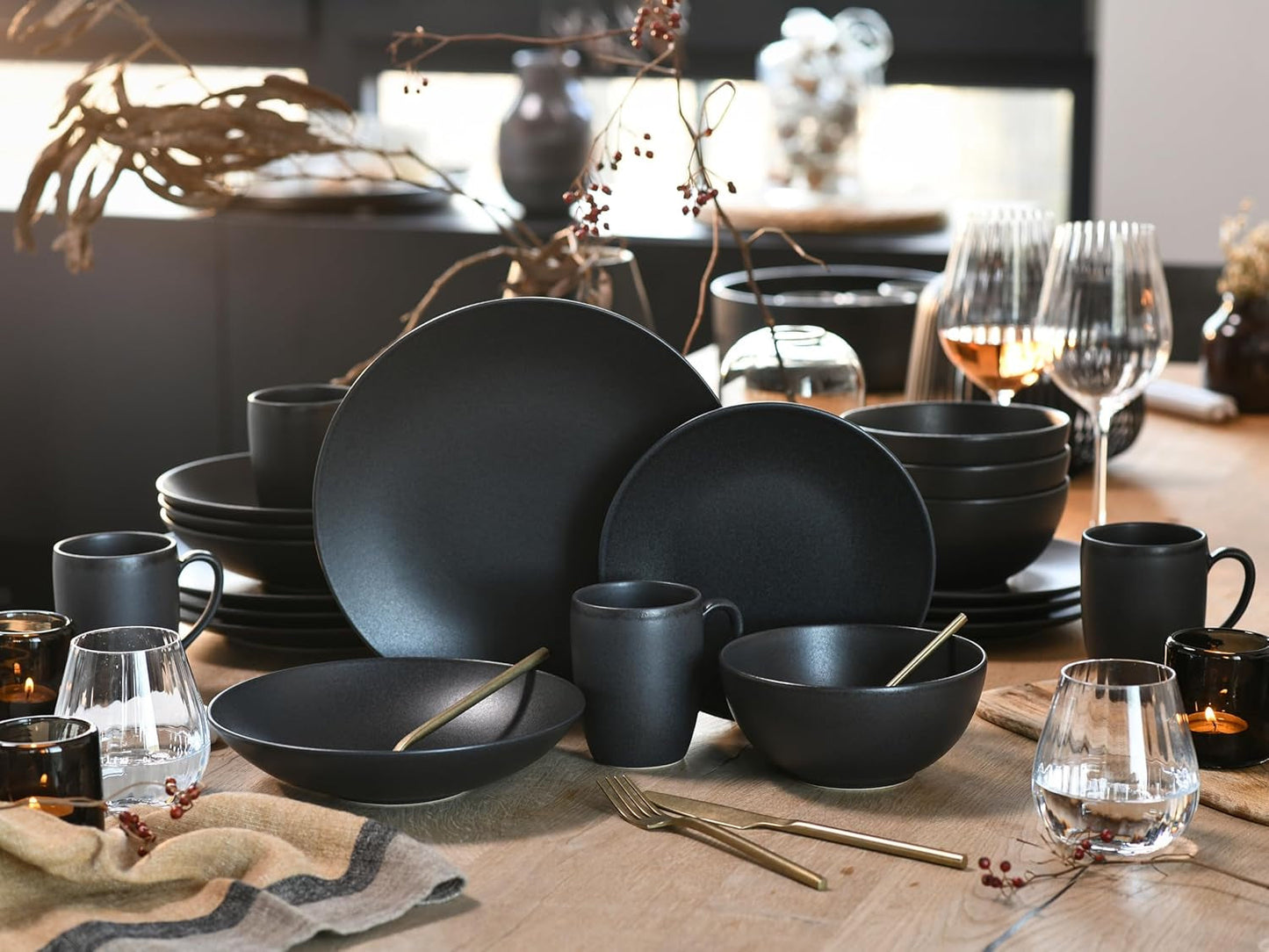 Kan skabes, 23146, SOFT TOUCH BLACK Series, 20-delt servisesæt, porcelænskombinationsservice, tåler opvaskemaskine og mikroovn, fremstillet i Portugal