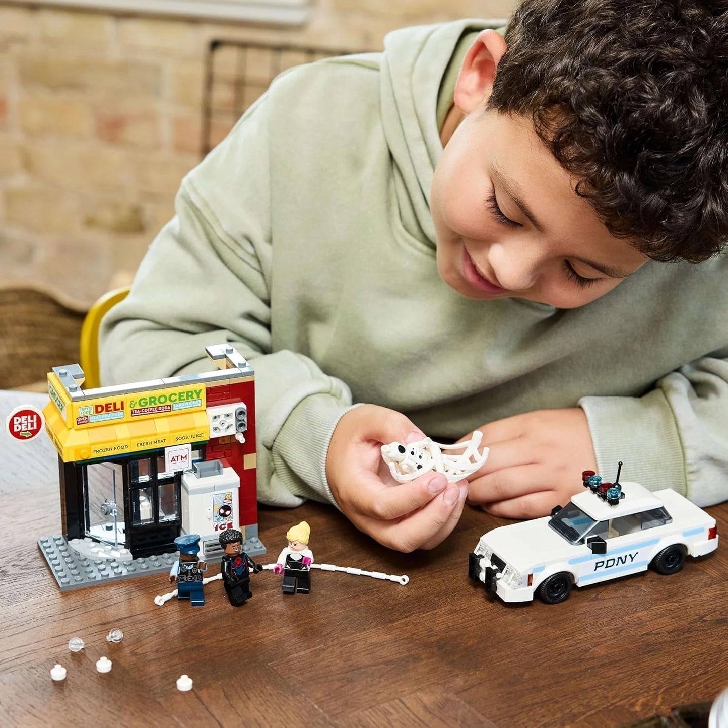 LEGO Marvel Spider-Verse: Miles Morales vs. Spot - Superhelte-legesæt med legetøjsbil - 4 minifigurer og minimarked - Gave til drenge og piger i alderen 9+ 76311 Byggesæt Besuche den LEGO-Store