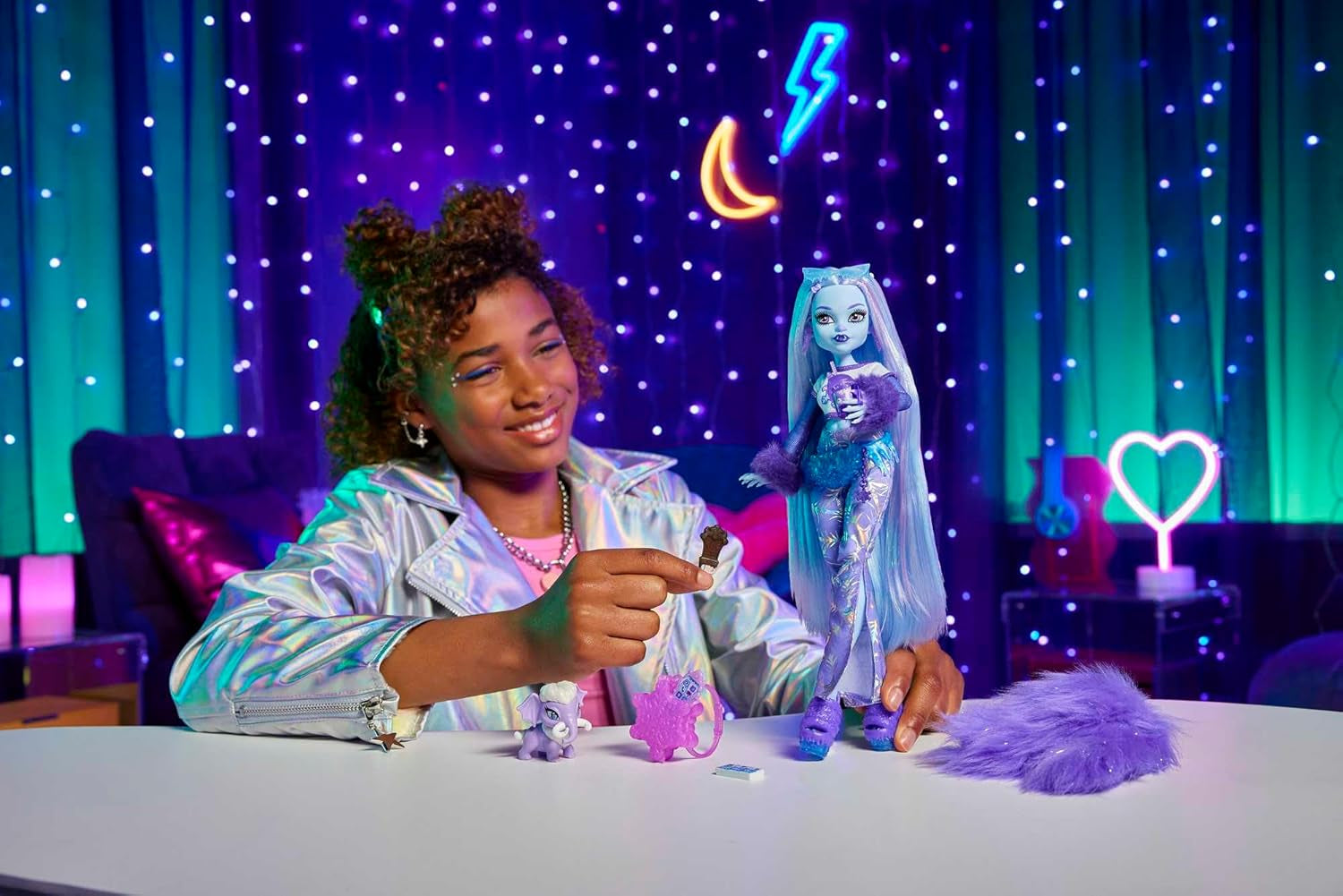 Monster High Abbey Bominable Yeti med Mammoth Pet og tilbehør - Uhyggeligt snefnuglook til børn 4+, HNF64 Naty Shop Dolls