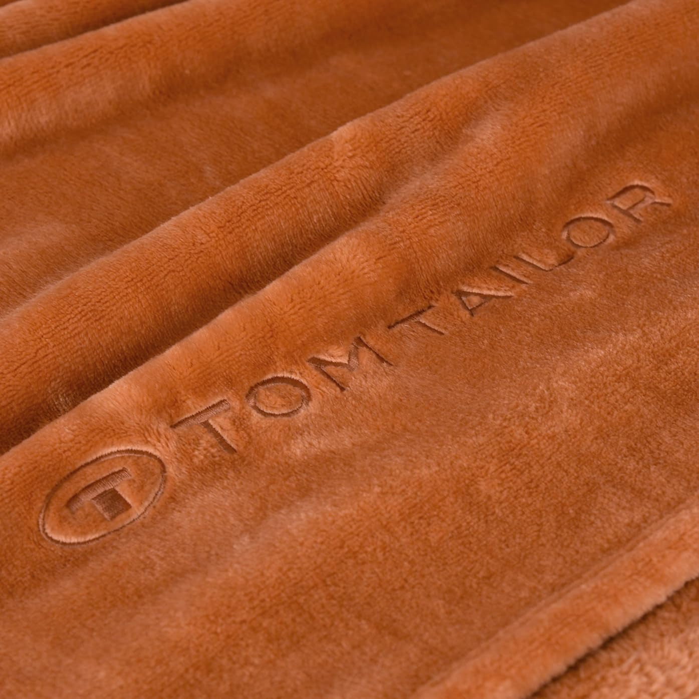 TOM TAILOR Wellsoft Tæppe, 150X200 Cm, 100% Polyester/ Wellsoft, broderet med logo, WELLSOFT BLANKET Orange (Warm Coral) Tæpper og dyner Naty Shop