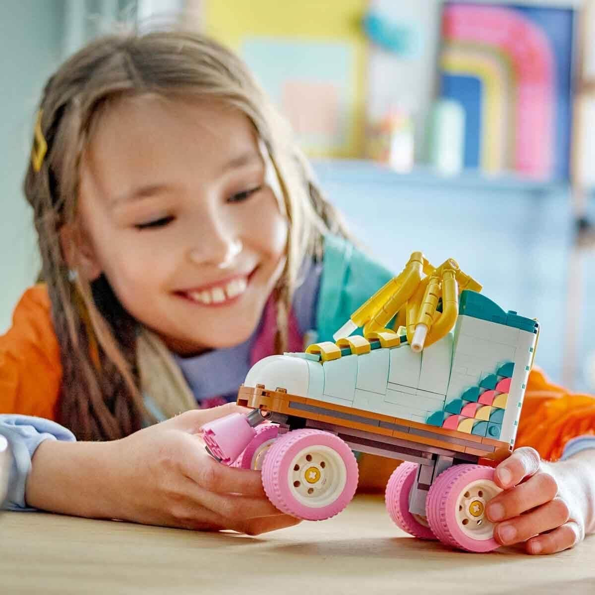 LEGO Creator 3In1 Rulleskøjtetøj til piger og drenge med miniskateboard og bomkasse, retro soveværelsesindretning, fødselsdagsgave til 8 år 31148 Byggesæt Besuche den LEGO-Store