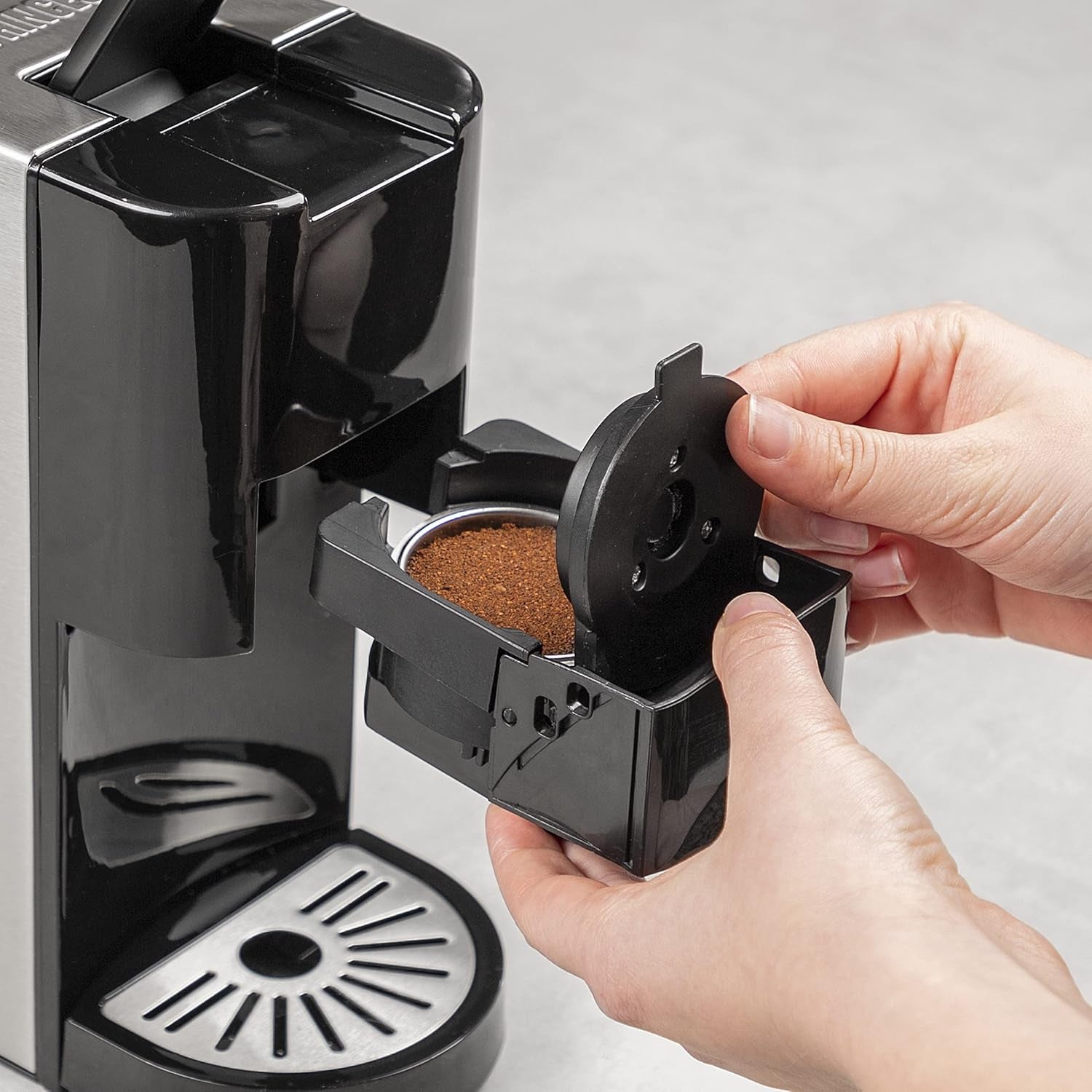 Princess 5 i 1 multikapsel espressomaskine - kompatibel med Nespresso, Dolce Gusto, Lavazza a Modo Mio og ESE puder, 0,8L kapacitet, 1450W, sølv, sort