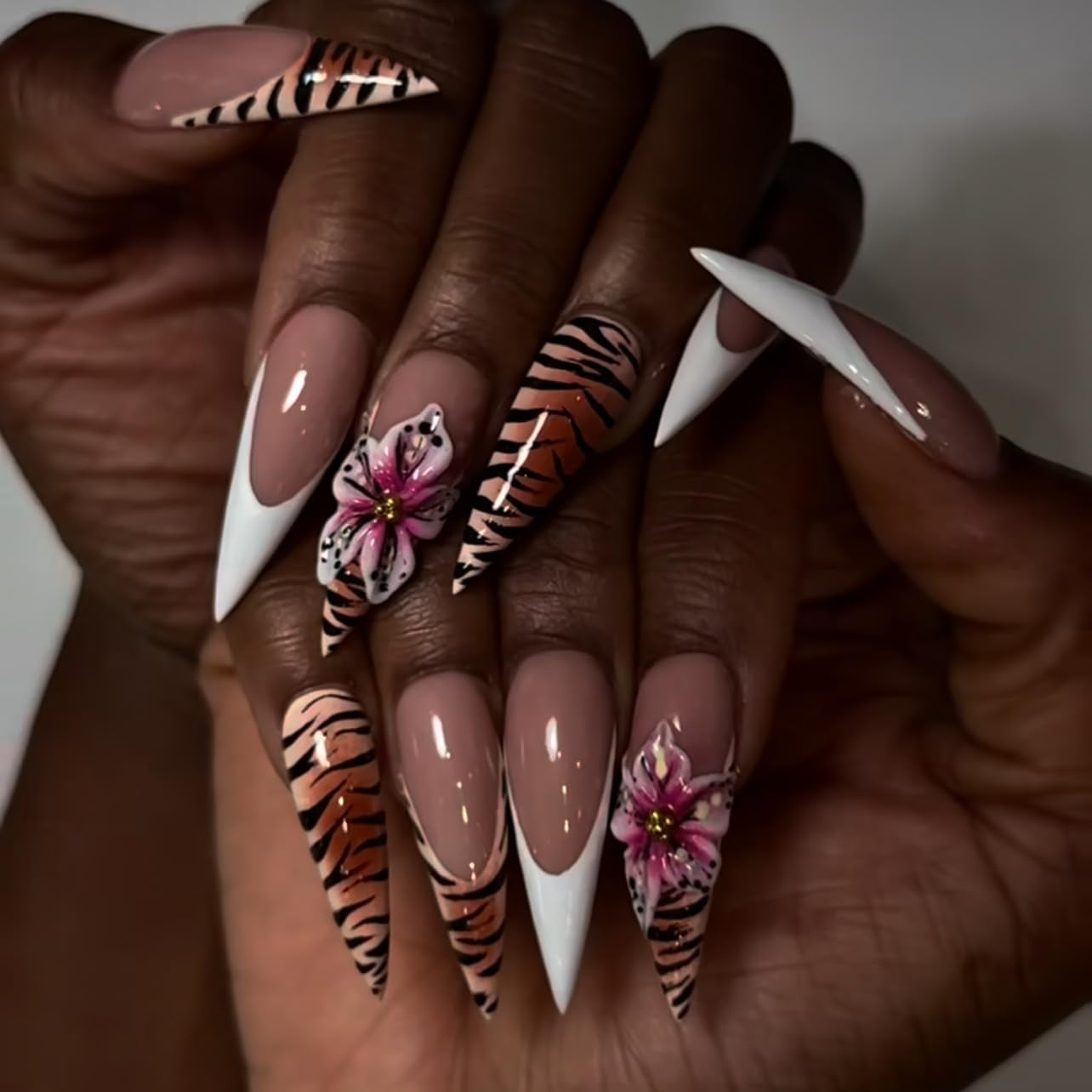 Moonglow Lange Negle Stiletto Mælkehvid Pink Gradient Glitter Cool falske negle med lim Pink Ombre Glitter Kunstige negle