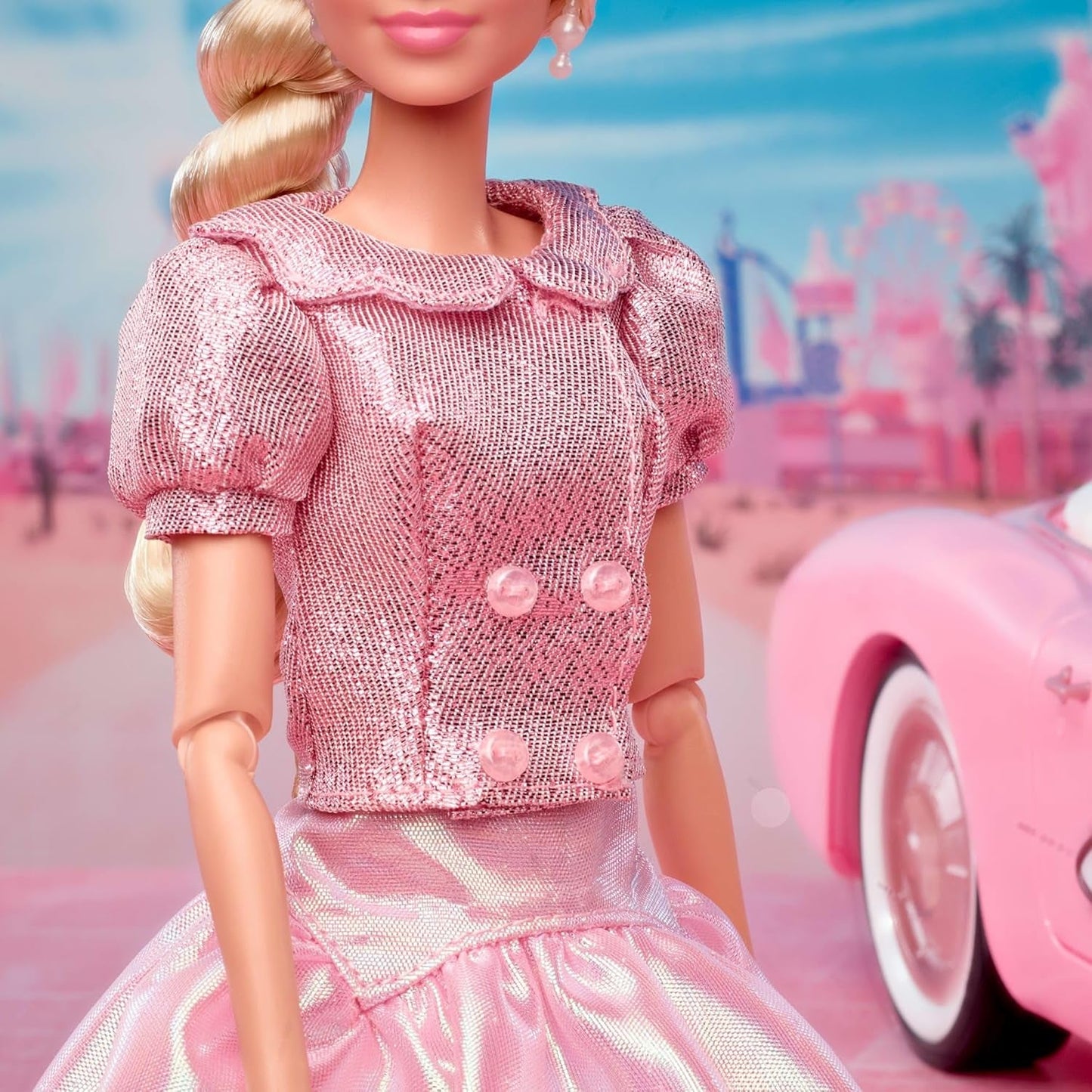 Barbie filmen baseret på filmen Margot Robbie som Barbie samlerfigur i pink bluse og tylnederdel med stiliseret frisure og matchende smykker JBJ53