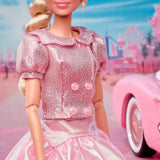 Barbie filmen baseret på filmen Margot Robbie som Barbie samlerfigur i pink bluse og tylnederdel med stiliseret frisure og matchende smykker JBJ53