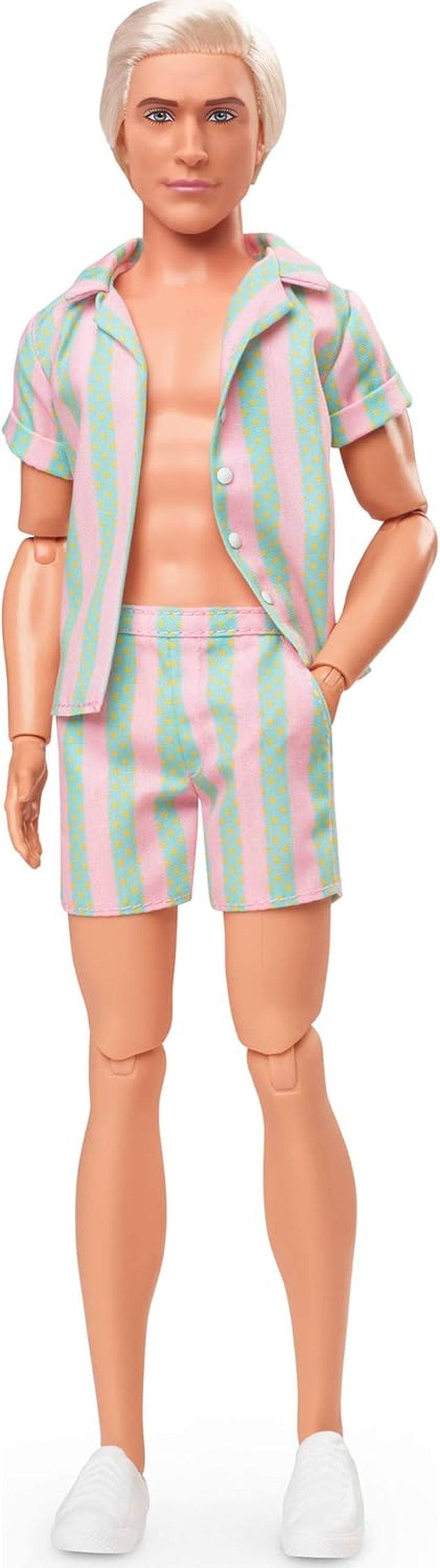 Barbie-film Ken Barbie-dukke i pastelfarvet pink og grøn stribet strandtøj, surfbræt og hvide sneakers, JBJ54