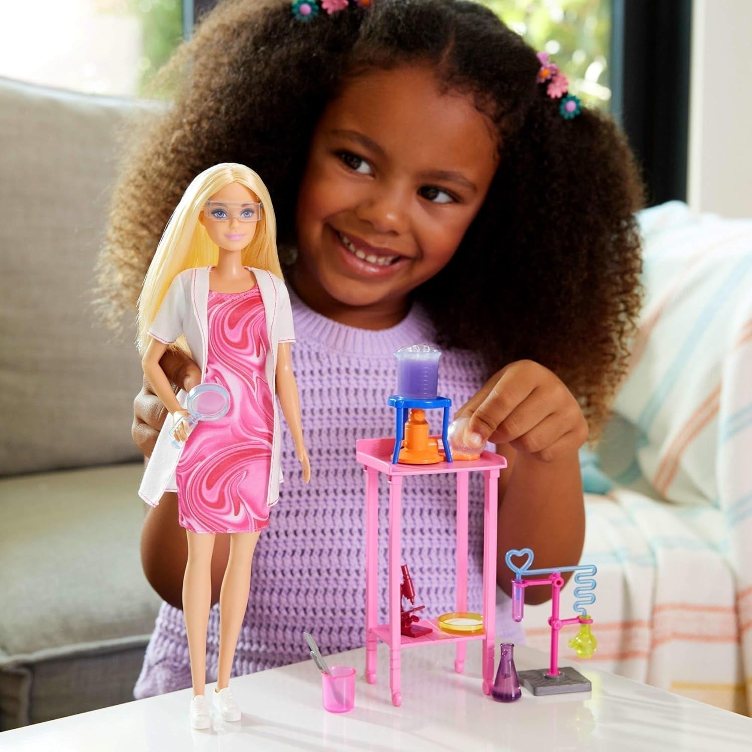 Barbie Scientist-dukke og tilbehør med moderigtig blond dukke, laboratoriebord, mikroskop, farveskiftende kasserer og petriskål, JCR70 Naty Shop-dukker