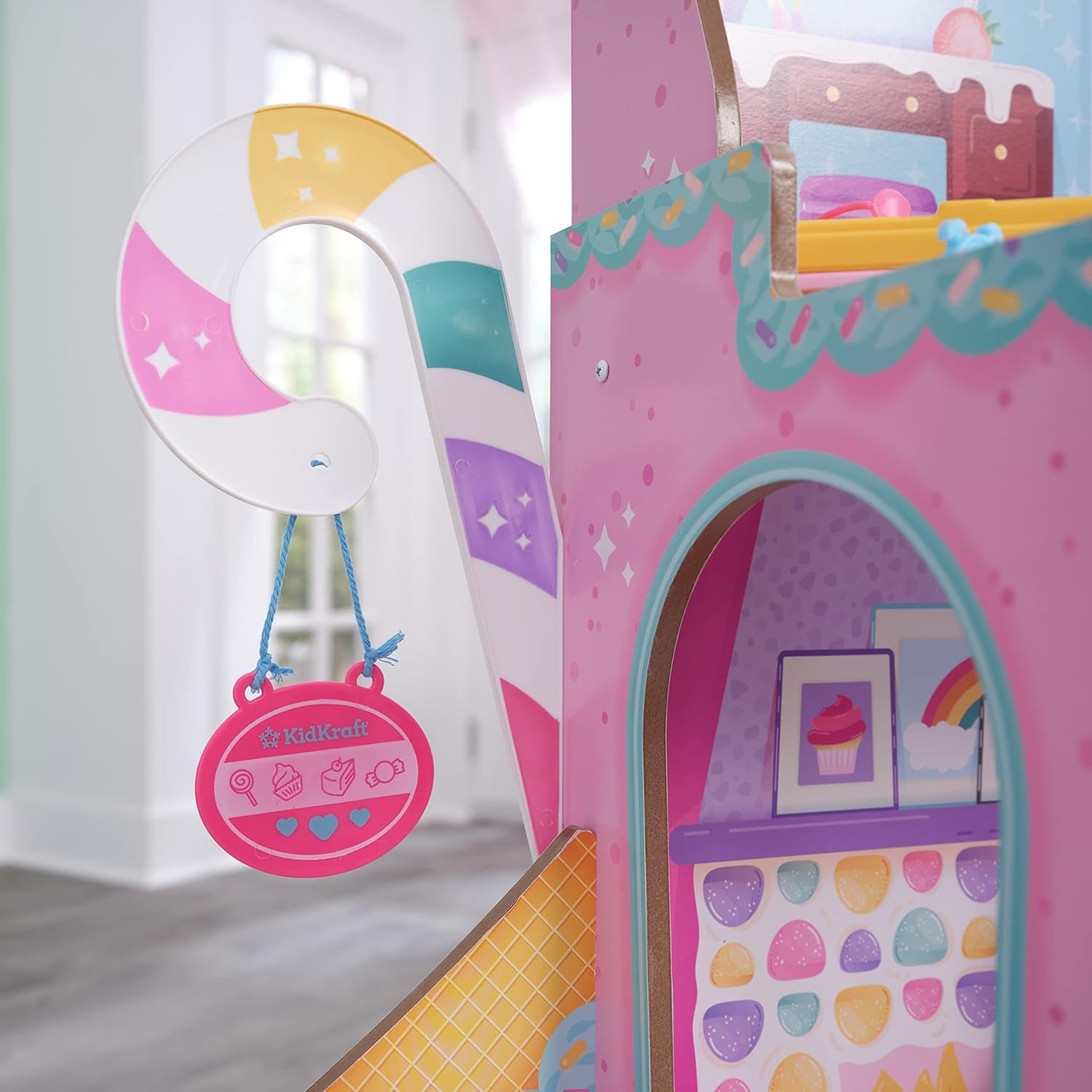 KidKraft trædukkehus Candy Castle med møbler og tilbehør, Unicorn Lama Figure House, Ice Cream Cone Elevator og Gummy Bear Stol til dukker, Legetøj fra 3 år og opefter, 20242