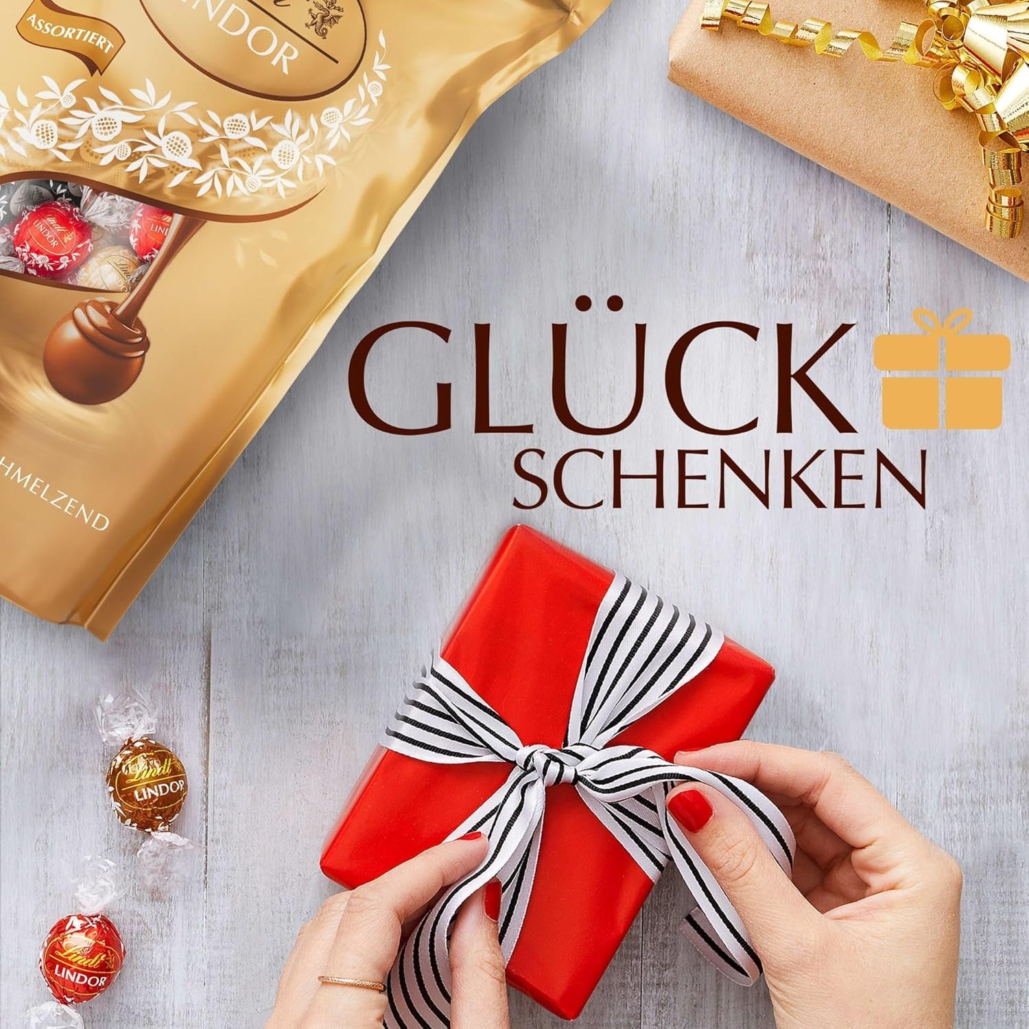 Klassisk sortiment af Lindt chokoladekugler LINDOR | ca. 80 kugler chokolade (mælk, hvid, mørk 60%, hasselnød) | Bulkpakke, 1 kg