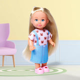 Simba Evi Love Fashion Doll iført en sød denimkjole, inklusive to andre outfits med yndige prints og sneakers, 12 cm, 3+