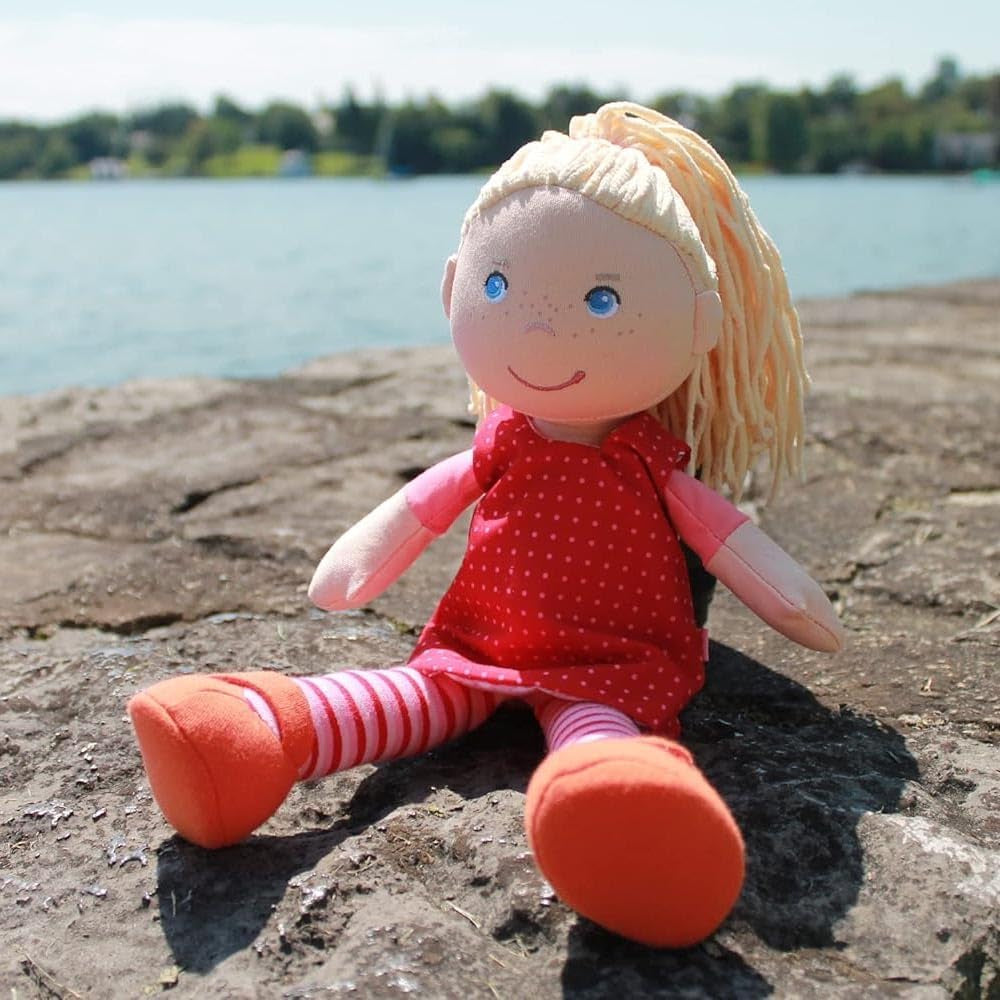 HABA 302108 - Annelie dukke, stofdukke med tøj og hår, 30 cm, legetøj fra 18 måneder, rød Dolls Naty Shop