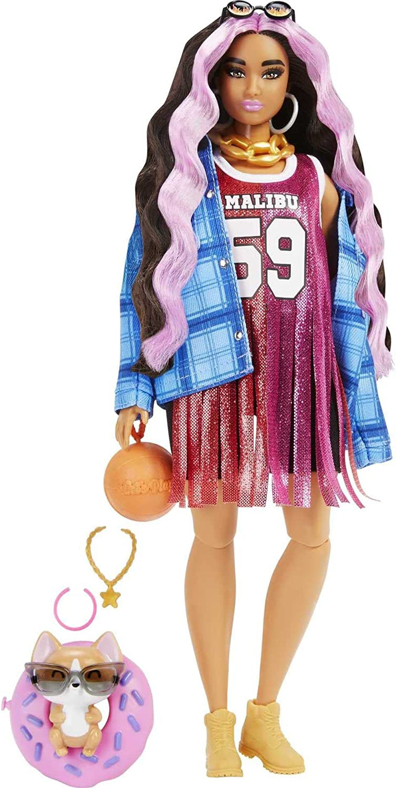 Barbie HDJ46 - Ekstra dukke i kjole med basketballtrøje og tilbehør, med Corgi Pet, ekstra langt krøllet hår med lyserøde striber og fleksible led, gavelegetøj til 3+ år gamle dukker Naty Shop-støvler