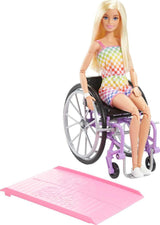 Barbie Fashionista dukke, blont hår og regnbue jumpsuit, kørestol og rampe inkluderet, dukkegave til børn, legetøj fra 3 år og opefter, HJT13