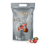 Lindt Chokolade | Assorteret taske LINDOR sølv | 1 kg pose | 80 mælkechokoladekugler smeltet i munden, 70%, saltet karamel og dobbelt chokoladesmag | Gave af chokolade at dele