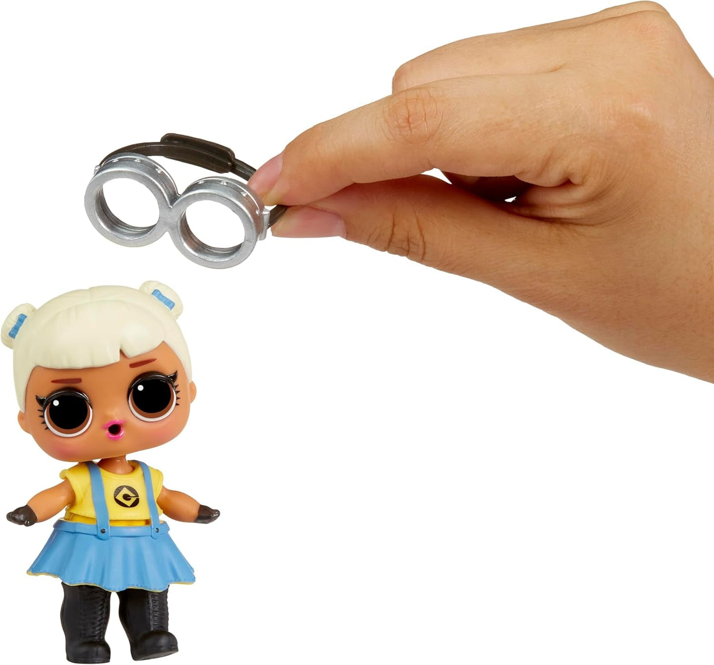 LOL overraskelse! Loves Minions Tots - Indeholder 1 dukke med outfit og tilbehør, Minions inspireret bold, skjult emballage, 6 samledukker