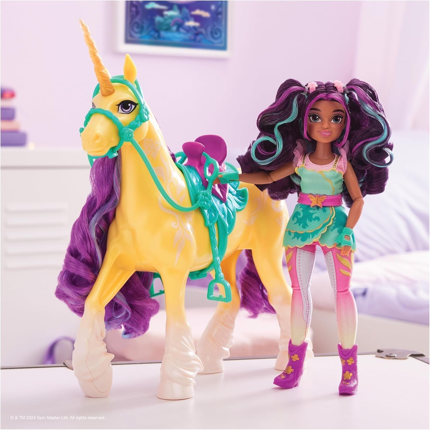 Unicorn Academy Ankleidepuppe Ava - die Originalpuppe zur beliebten Netflix-Serie, 24 cm stor og med 7 tilbehør til fantasifulde roller, for børn i 4 år