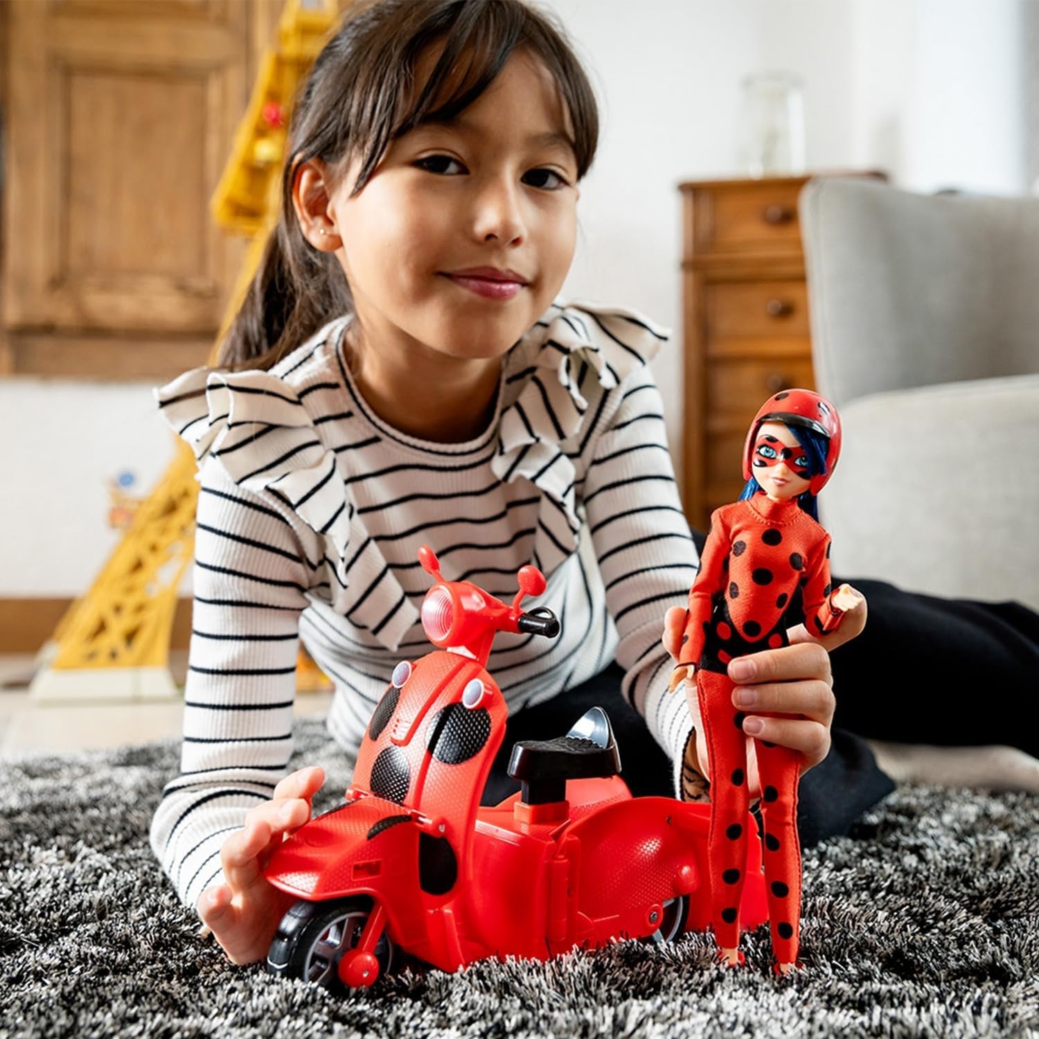 Bandai - Miraculous Ladybug - Miraculous Switch'n Go Scooter + 26 cm Ladybug Lucky Charm Artikuleret Dukke - P50668